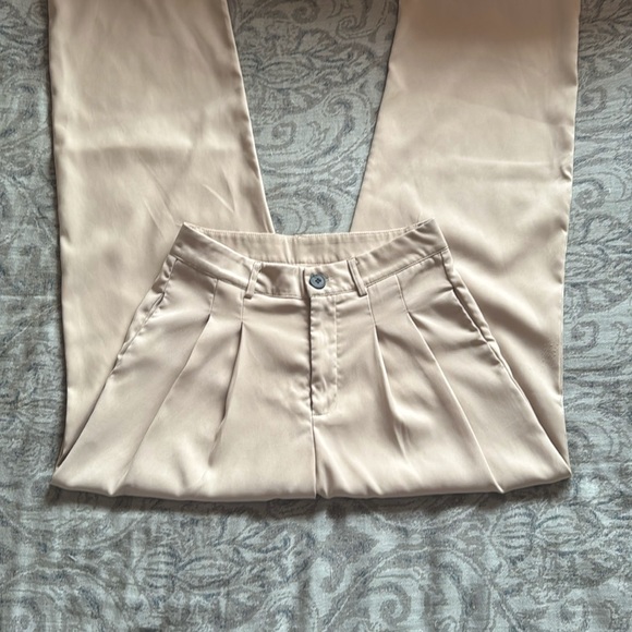 Straight legged beige trousers, a trustworthy basic! - Picture 2 of 4